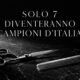 Copertina in bianco e nero con forbici e pettine da parrucchiere e scritta "Solo 7 diventeranno Campioni d'Italia", teaser del Campionato Italiano Hairstylist of the Year MDP, generata con AI.
