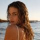 Capelli bagnati stile beach waves su spiaggia al mattino