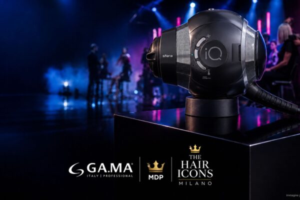 Copertina evento THE HAIR ICONS Milano con il nuovo asciugacapelli professionale Ga.Ma Professional iQ Sfera in primo piano su sfondo scenico blu e magenta, ambientazione salone hairstyling futuristico