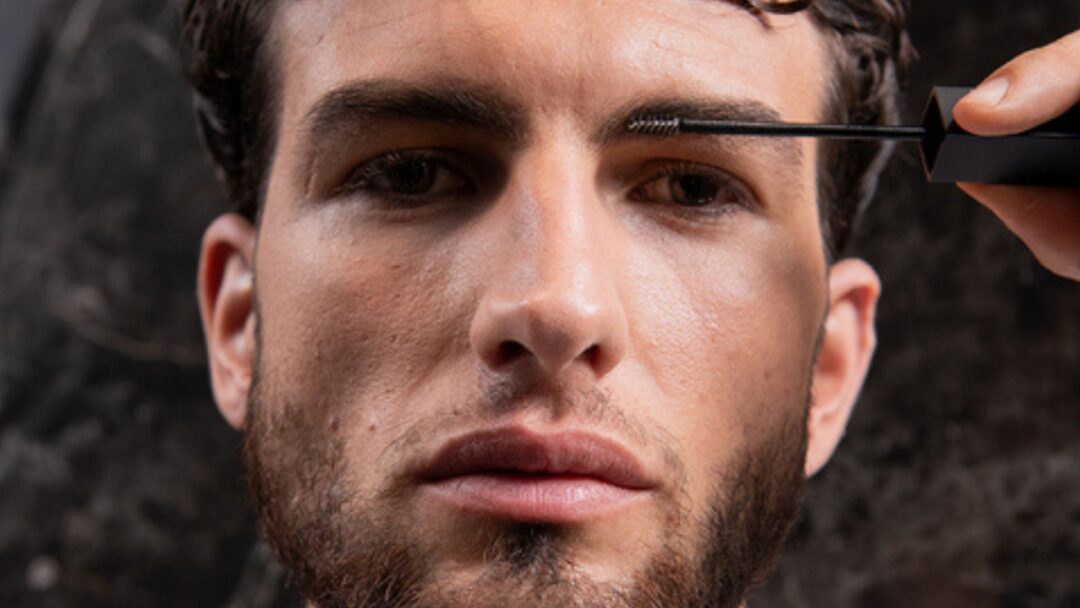Uomo applica Be Bushy Brow Mascara sulle sopracciglia con applicatore di precisione BB Skill
