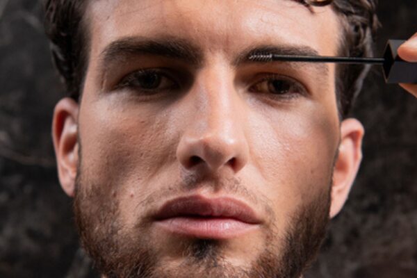 Uomo applica Be Bushy Brow Mascara sulle sopracciglia con applicatore di precisione BB Skill