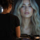 Hairstylist davanti a un’immagine artificiale: trasparenza AI nel settore Hair & Beauty