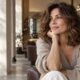 Donna italiana over 40 con capelli mossi midi in un salone contemporaneo