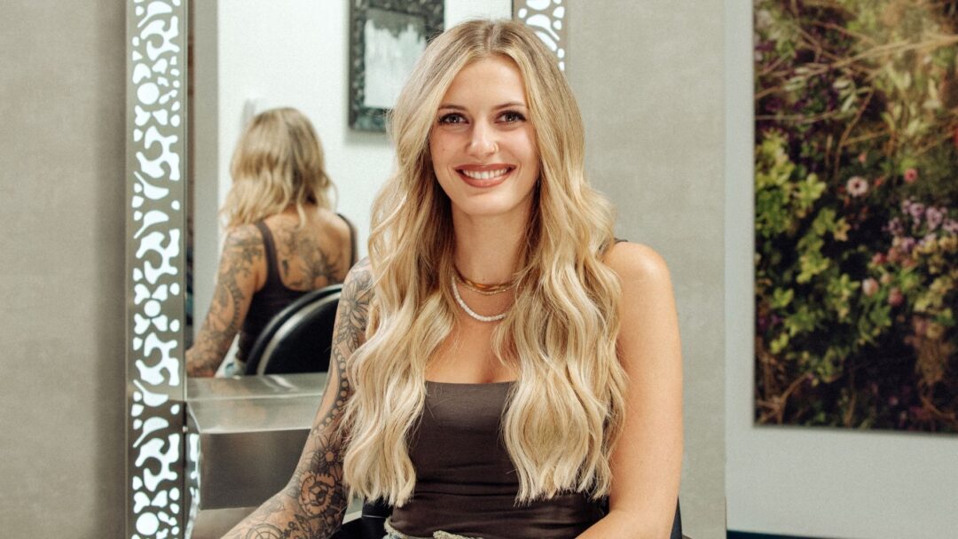 Capelli lunghi mossi con extension Hairdreams Strandies, effetto naturale in salone