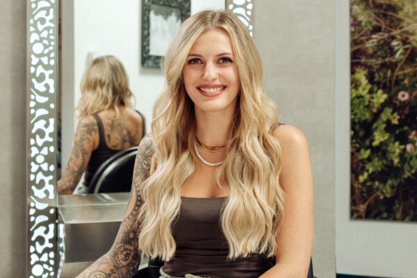 Capelli lunghi mossi con extension Hairdreams Strandies, effetto naturale in salone