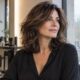 Donna over 40 con capelli medi scalati e volume controllato in una giornata umida