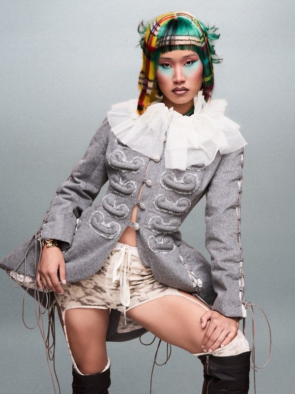Modella con caschetto verde e frangia decorati con il motivo tartan