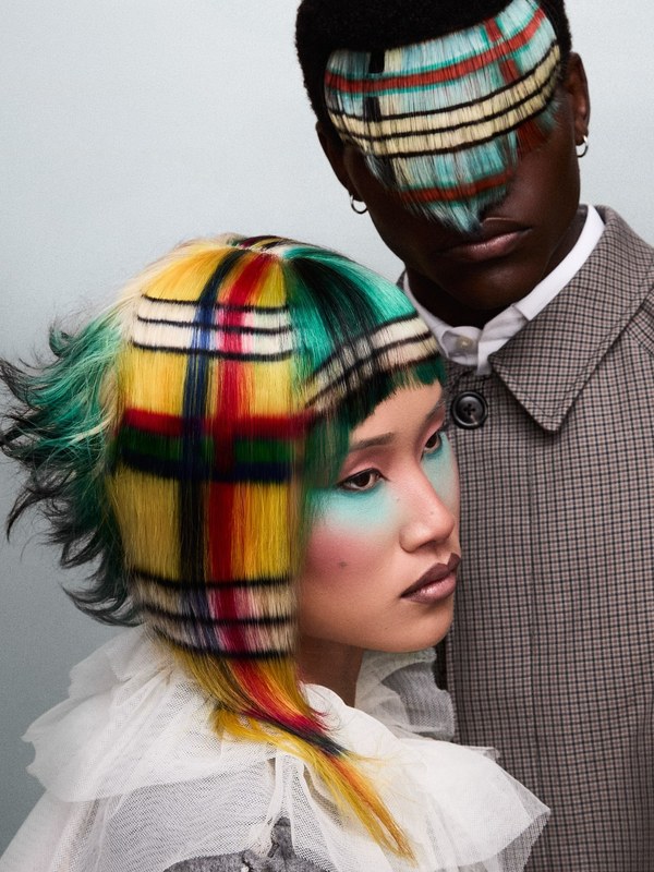 Due modelli mostrano acconciature con disegni ispirati al tartan scozzese