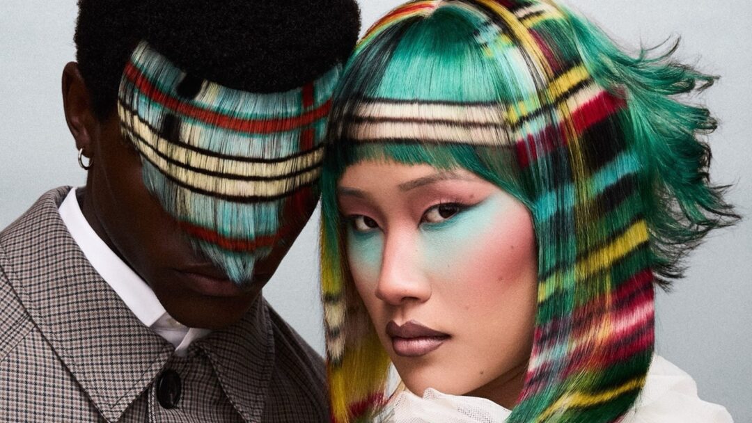 Due modelli con capelli decorati a tartan scozzese nei toni del verde, rosso, giallo, bianco e nero