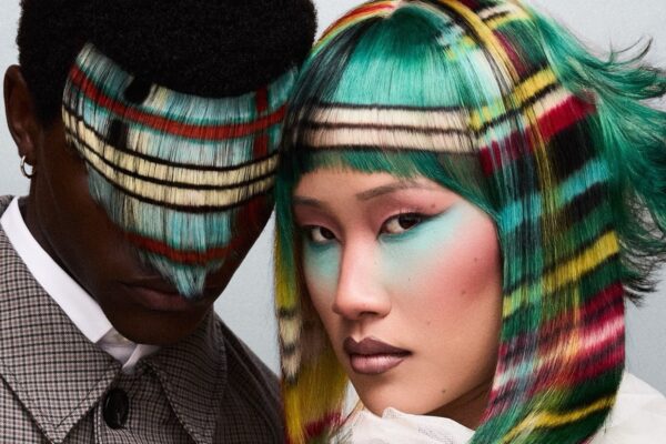 Due modelli con capelli decorati a tartan scozzese nei toni del verde, rosso, giallo, bianco e nero