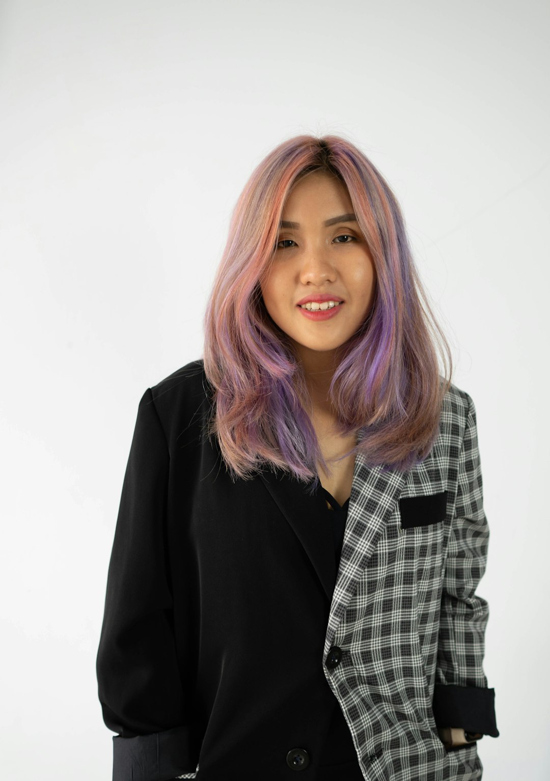 具有鲜明发色效果的亚洲女性发型