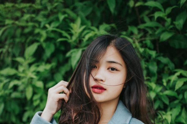 亚洲女性自然长发与轻柔刘海造型