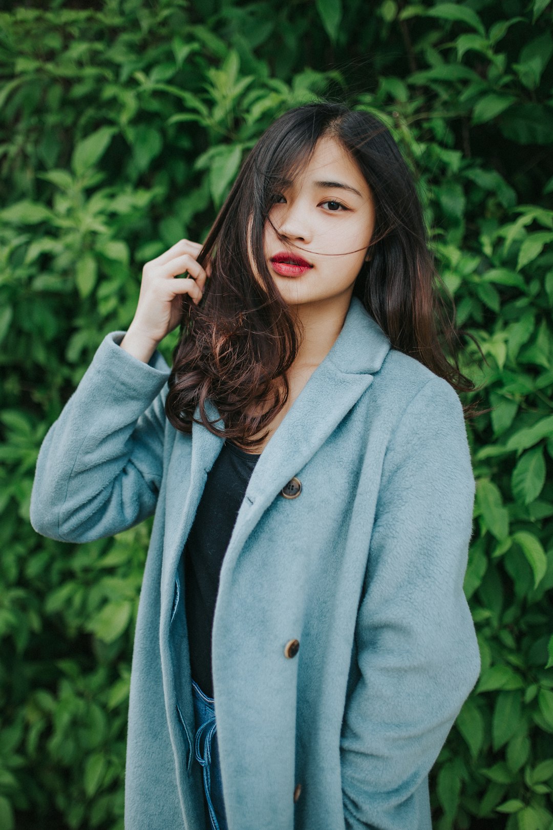 亚洲女性自然长发与轻柔刘海造型