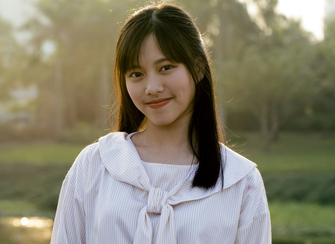 亚洲女性自然长发与脸周层次