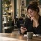 Titolare di salone valuta sullo smartphone un assistente AI per WhatsApp