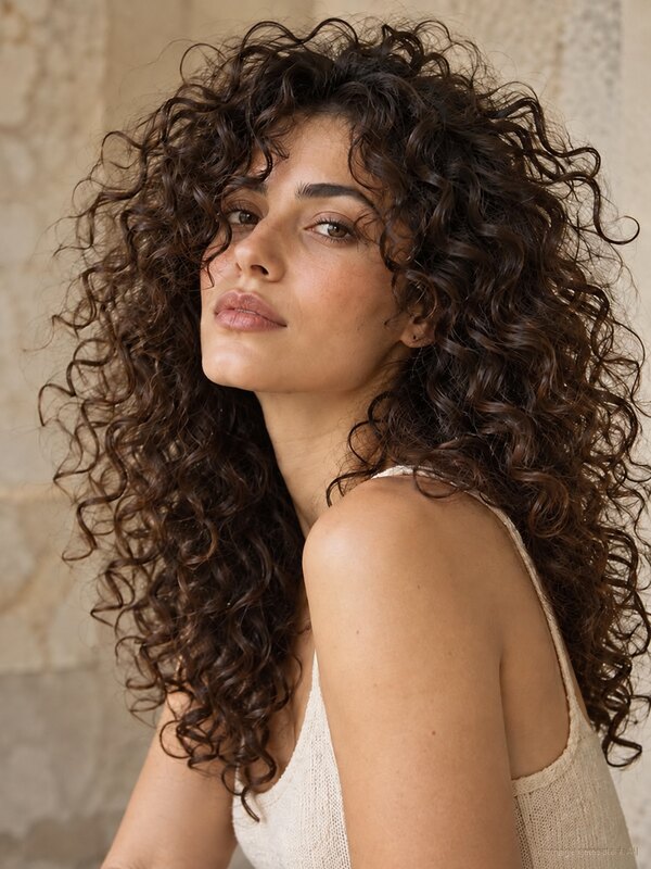 Texture naturale capelli – Milano Fashion Week SS27 Ritratto editoriale di capelli ricci naturali e voluminosi, immagine generata con AI