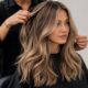 Immagine editoriale per Mushroom Blonde: il biondo beige dell’autunno 2026 che richiede precisione
