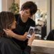 Cliente mostra al parrucchiere una foto di ispirazione prima del cambio look