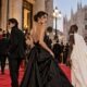 Ospiti in abiti couture arrivano sul red carpet a Milano davanti al Duomo