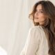Capelli lunghi castani con scalature morbide che formano una cornice a cuore