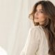 Capelli lunghi castani con scalature morbide che formano una cornice a cuore