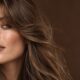 Bombshell bangs lunga e voluminosa con frangia aperta che incornicia il viso