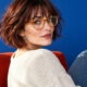 Frangia e occhiali: ritratto moda con taglio e montatura in armonia