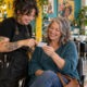 Cliente e hairstylist discutono il nuovo appuntamento in salone