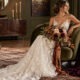 Acconciatura da sposa autunnale raccolta morbida in un ambiente elegante