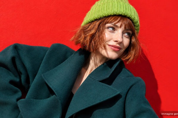 Bob ramato e cappello verde in un ritratto moda invernale