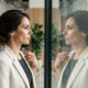 Donna con chignon basso elegante in ambiente di lavoro. Immagine generata da AI