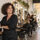 Titolare di salone pianifica ottobre, novembre e dicembre davanti al calendario con il team al lavoro