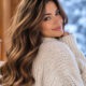 Donna con capelli lunghi castani durante l'inverno, maglione avorio e luce naturale