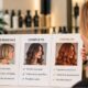 Parrucchiera presenta alla cliente tre opzioni di servizio: essenziale, completo e premium. Immagine generata da AI.