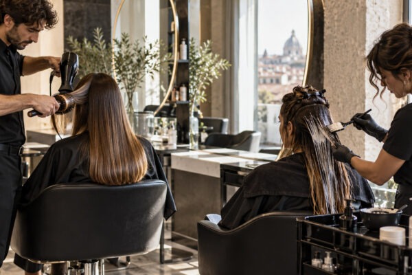 Piega e trattamento ricostruttivo in salone: due servizi a confronto
