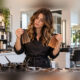 Colorista confronta due ciocche castane e rame, volto e capelli completamente visibili