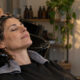 Cliente con gli occhi chiusi al lavatesta durante il massaggio della cute di un head spa in salone