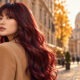 Capelli rosso vino Mulled Wine con onde morbide e lucide in autunno