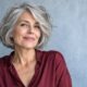 Ritratto editoriale di una donna con bob argento naturale, texture e ciocche visibili