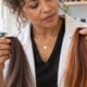 Colorista al lavoro con ciocche campione e capelli naturali durante una consulenza tecnica sul colore