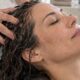 Cliente riceve un lavaggio rilassante al bacino in un head spa luminoso