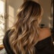 Reverse balayage naturale su capelli lunghi biondi, con profondità castana e riflessi luminosi