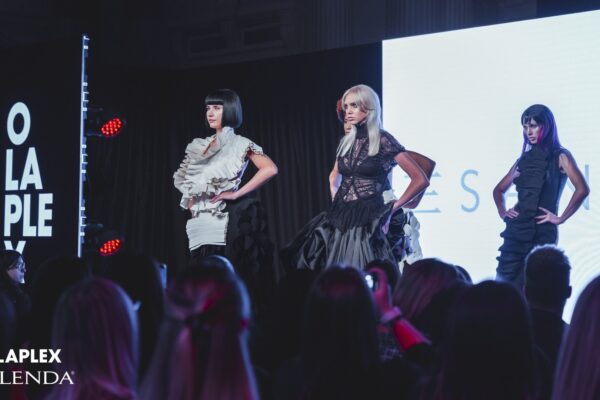 Modelle sul palco durante il Live Hair Cutting Show Olaplex Pro; loghi OLAPLEX e CALENDA leggibili in basso a sinistra.