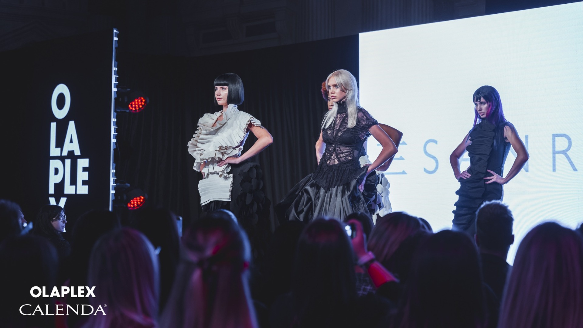 Modelle sul palco durante il Live Hair Cutting Show Olaplex Pro; loghi OLAPLEX e CALENDA leggibili in basso a sinistra.