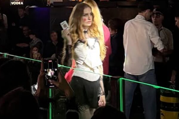 Modella sul palco durante THE HAIR ICONS Milano 2026