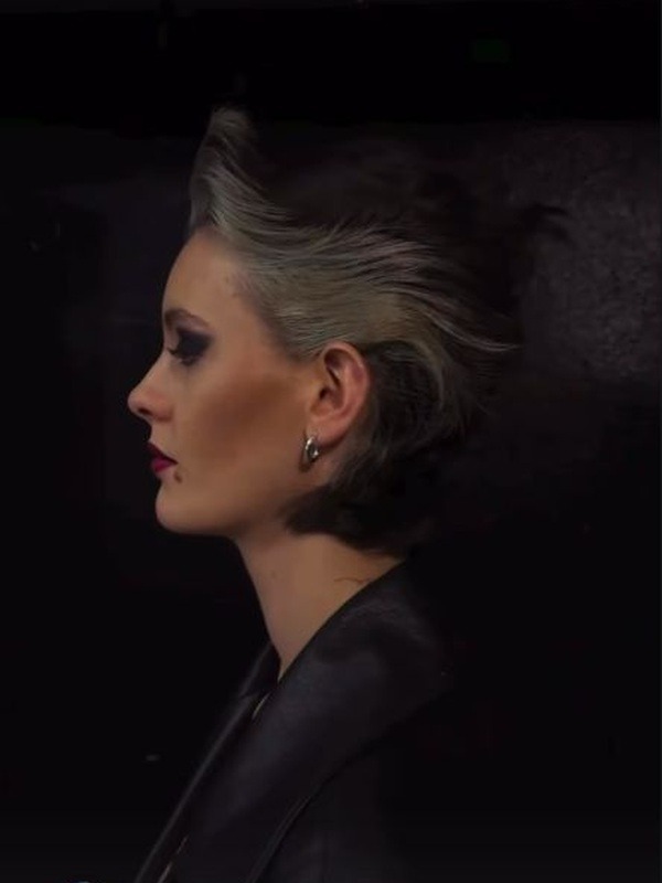 Ritratto di profilo di una modella durante THE HAIR ICONS Milano