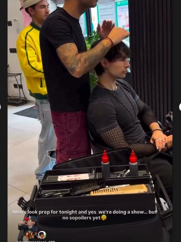 Modella durante la preparazione nel backstage di THE HAIR ICONS Milano