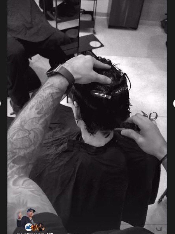 Lavoro tecnico sui capelli di una modella nel backstage