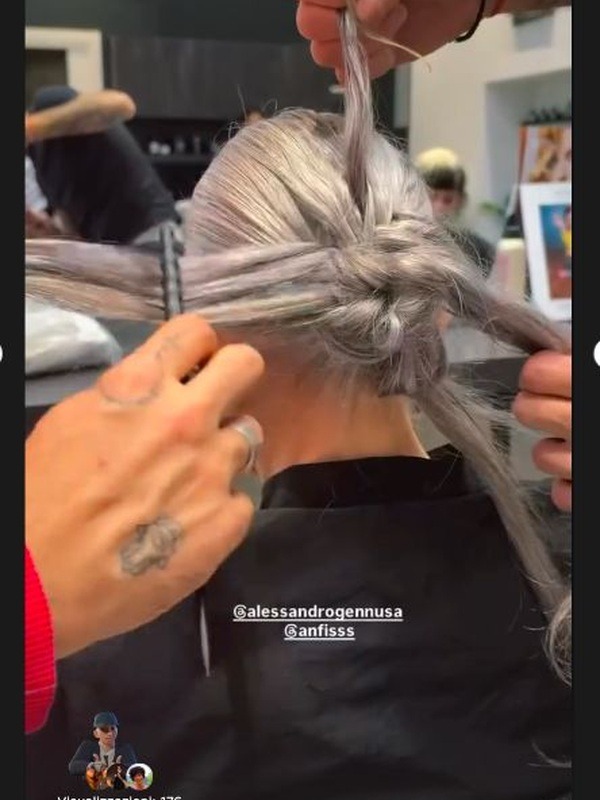 Dettaglio dell'acconciatura di una modella durante la preparazione