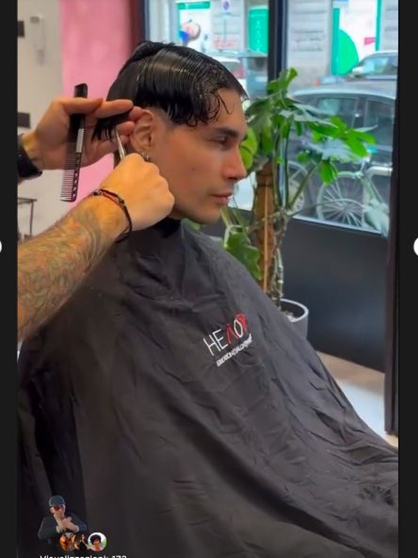 Modello con taglio corto durante la preparazione nel backstage